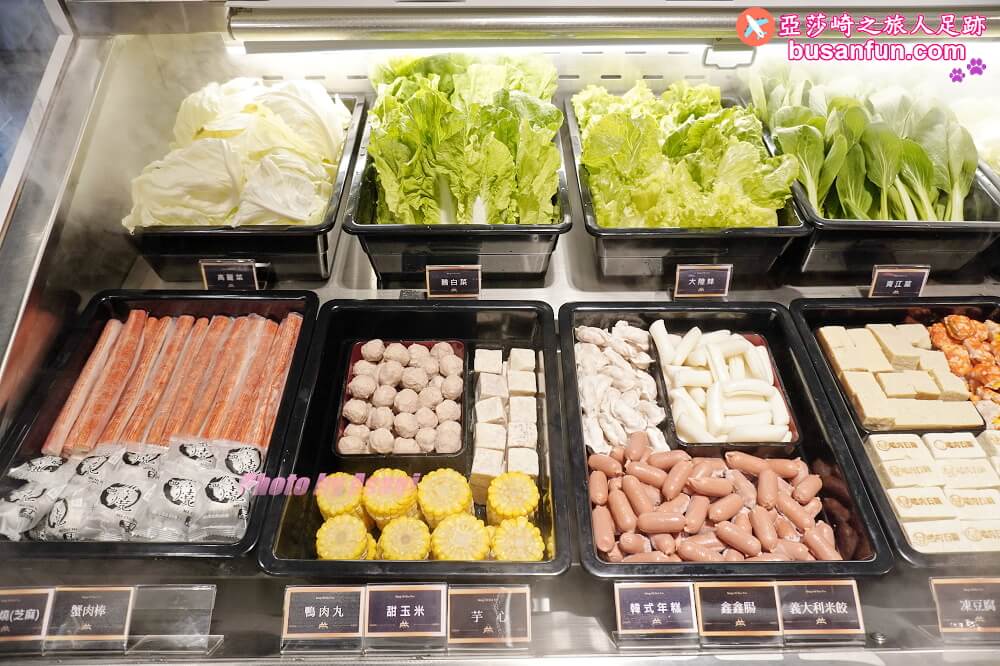 嗑肉石鍋台中烏日店精緻肉品肥美海鮮還有蔬食自助吧吃到飽，火鍋食慾瞬間拉滿