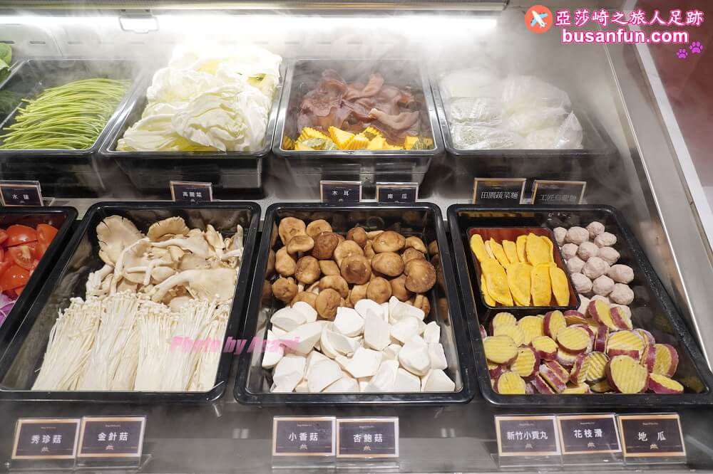 嗑肉石鍋台中烏日店精緻肉品肥美海鮮還有蔬食自助吧吃到飽，火鍋食慾瞬間拉滿