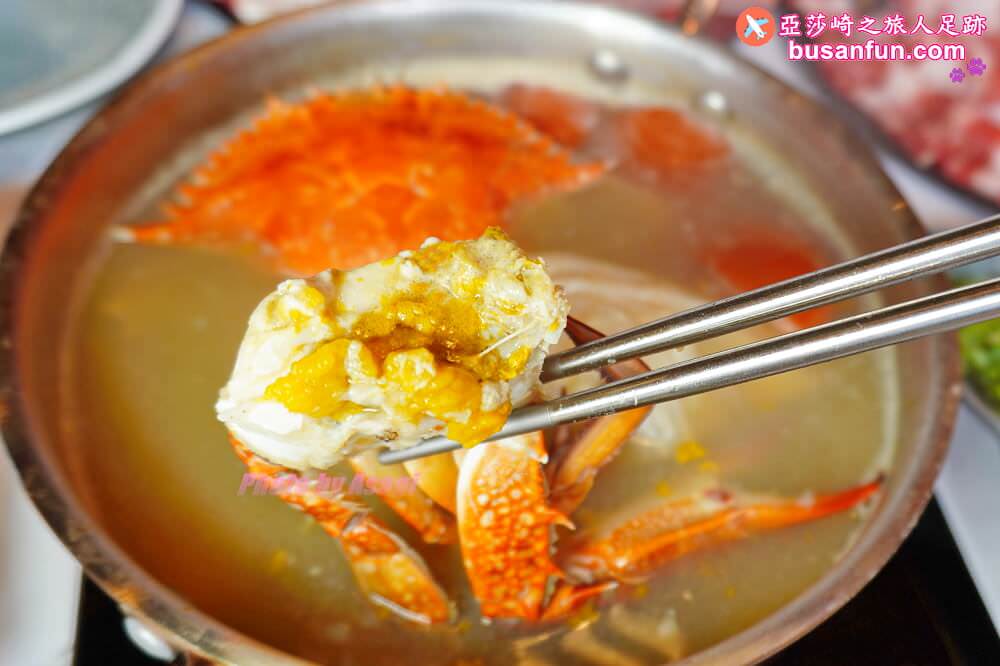 嗑肉石鍋台中烏日店精緻肉品肥美海鮮還有蔬食自助吧吃到飽，火鍋食慾瞬間拉滿
