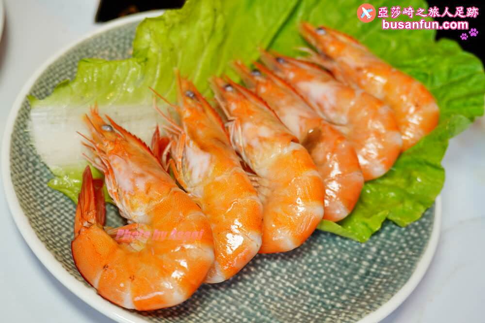 嗑肉石鍋台中烏日店精緻肉品肥美海鮮還有蔬食自助吧吃到飽，火鍋食慾瞬間拉滿