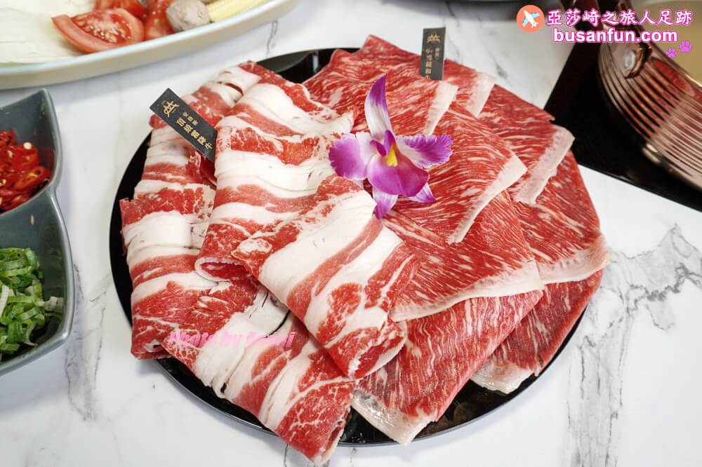 嗑肉石鍋台中烏日店精緻肉品肥美海鮮還有蔬食自助吧吃到飽，火鍋食慾瞬間拉滿