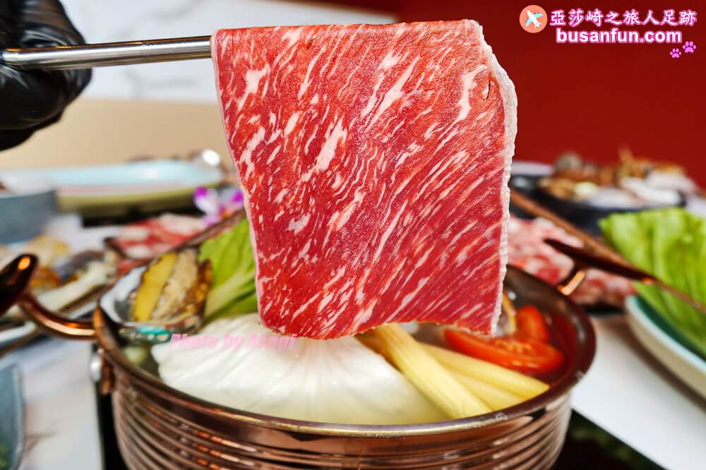 嗑肉石鍋台中烏日店精緻肉品肥美海鮮還有蔬食自助吧吃到飽，火鍋食慾瞬間拉滿