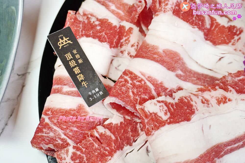 嗑肉石鍋台中烏日店精緻肉品肥美海鮮還有蔬食自助吧吃到飽，火鍋食慾瞬間拉滿