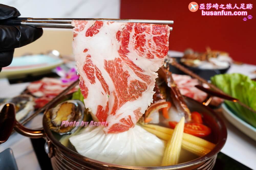 嗑肉石鍋台中烏日店精緻肉品肥美海鮮還有蔬食自助吧吃到飽，火鍋食慾瞬間拉滿