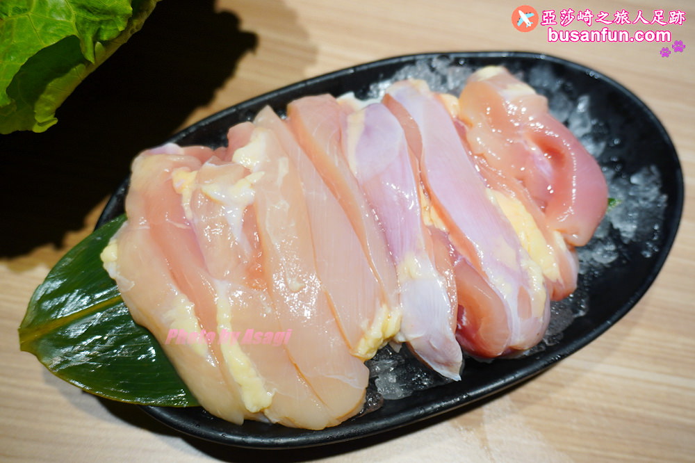 火鍋第一品牌「樂多多集團」旗下，最狂排隊名店來桃園南崁開了。桌邊爆炒湯頭香氣滿分還有蔬食飲料冰品吃到飽！