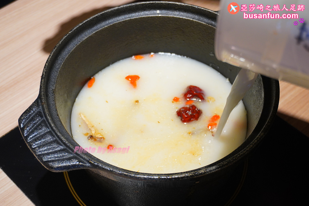 火鍋第一品牌「樂多多集團」旗下，最狂排隊名店來桃園南崁開了。桌邊爆炒湯頭香氣滿分還有蔬食飲料冰品吃到飽！