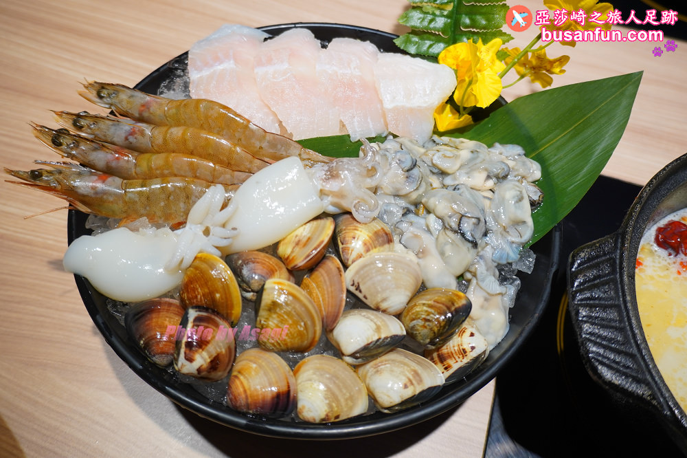 火鍋第一品牌「樂多多集團」旗下，最狂排隊名店來桃園南崁開了。桌邊爆炒湯頭香氣滿分還有蔬食飲料冰品吃到飽！