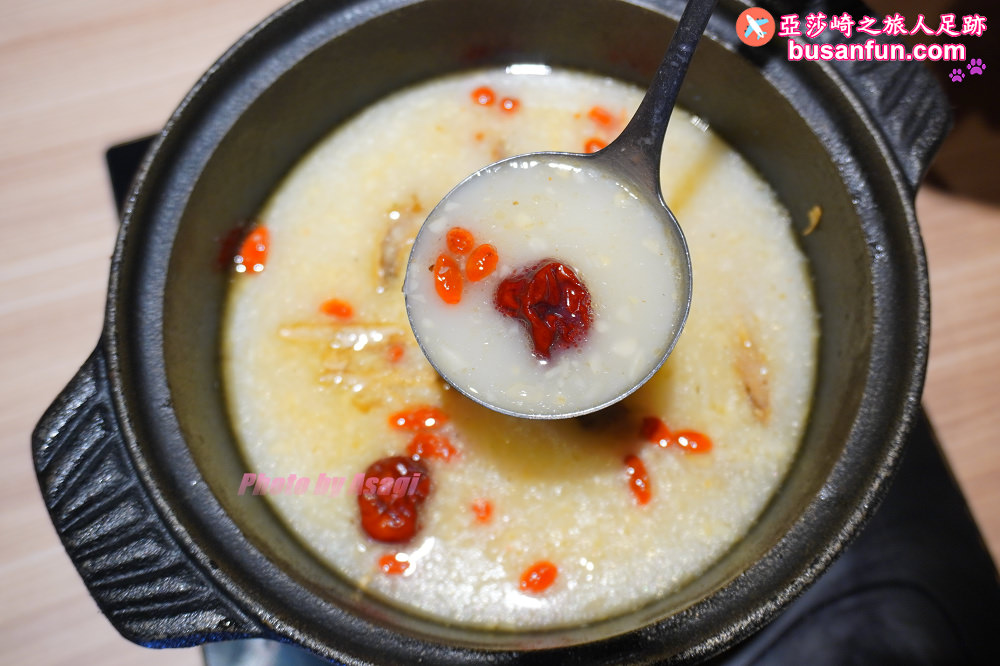 火鍋第一品牌「樂多多集團」旗下，最狂排隊名店來桃園南崁開了。桌邊爆炒湯頭香氣滿分還有蔬食飲料冰品吃到飽！