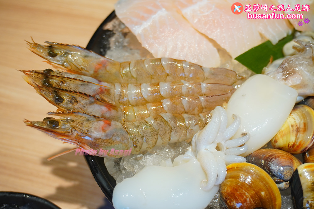 火鍋第一品牌「樂多多集團」旗下，最狂排隊名店來桃園南崁開了。桌邊爆炒湯頭香氣滿分還有蔬食飲料冰品吃到飽！