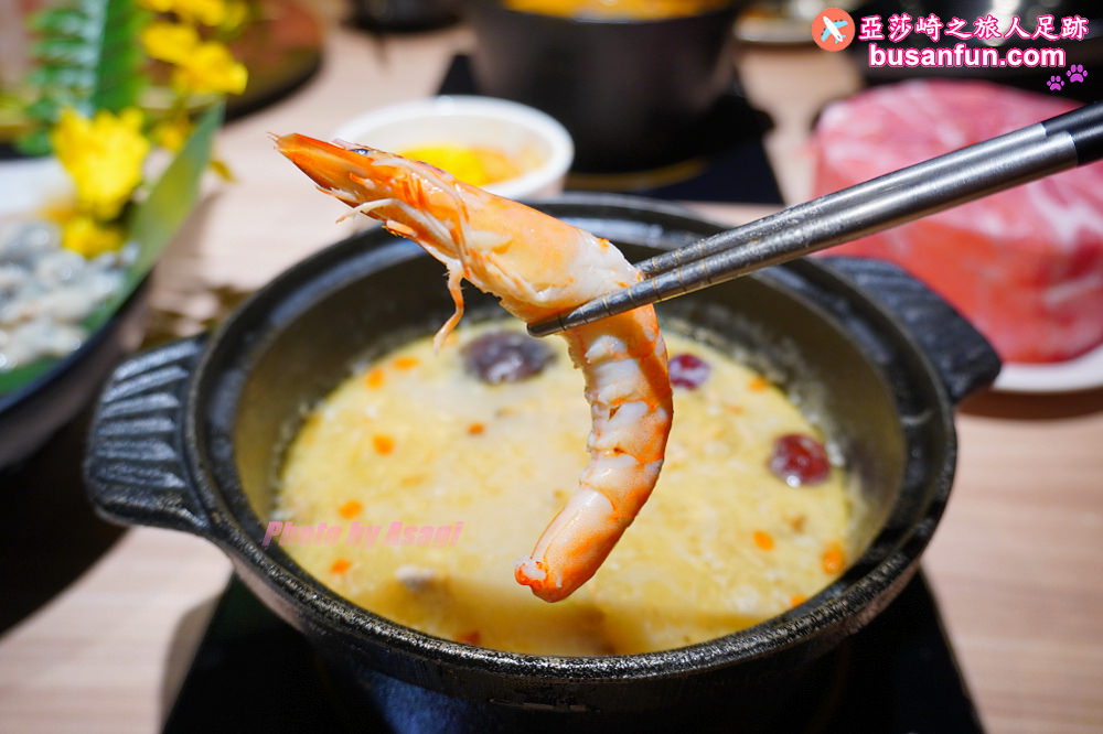 火鍋第一品牌「樂多多集團」旗下，最狂排隊名店來桃園南崁開了。桌邊爆炒湯頭香氣滿分還有蔬食飲料冰品吃到飽！