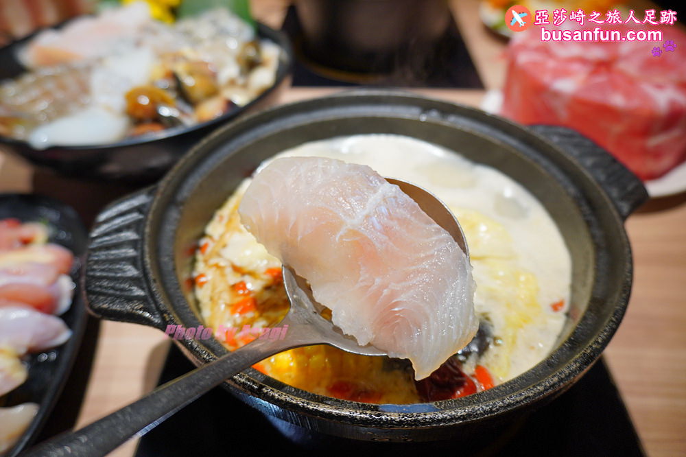 火鍋第一品牌「樂多多集團」旗下，最狂排隊名店來桃園南崁開了。桌邊爆炒湯頭香氣滿分還有蔬食飲料冰品吃到飽！