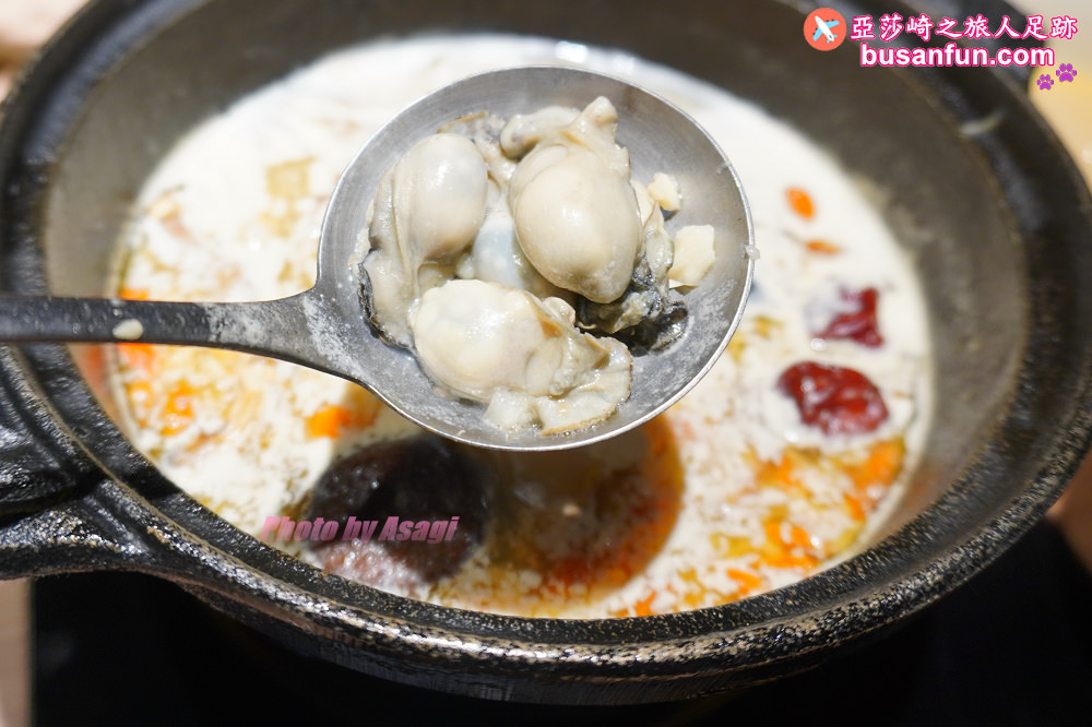 火鍋第一品牌「樂多多集團」旗下，最狂排隊名店來桃園南崁開了。桌邊爆炒湯頭香氣滿分還有蔬食飲料冰品吃到飽！