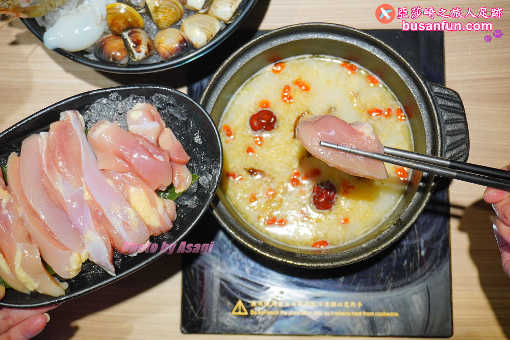 火鍋第一品牌「樂多多集團」旗下，最狂排隊名店來桃園南崁開了。桌邊爆炒湯頭香氣滿分還有蔬食飲料冰品吃到飽！