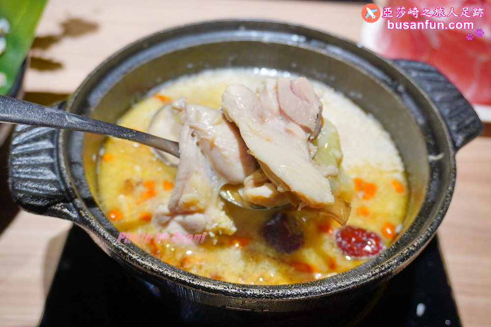 火鍋第一品牌「樂多多集團」旗下，最狂排隊名店來桃園南崁開了。桌邊爆炒湯頭香氣滿分還有蔬食飲料冰品吃到飽！