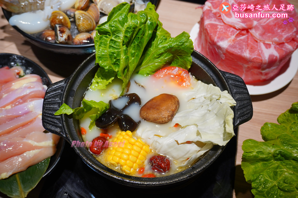 火鍋第一品牌「樂多多集團」旗下，最狂排隊名店來桃園南崁開了。桌邊爆炒湯頭香氣滿分還有蔬食飲料冰品吃到飽！