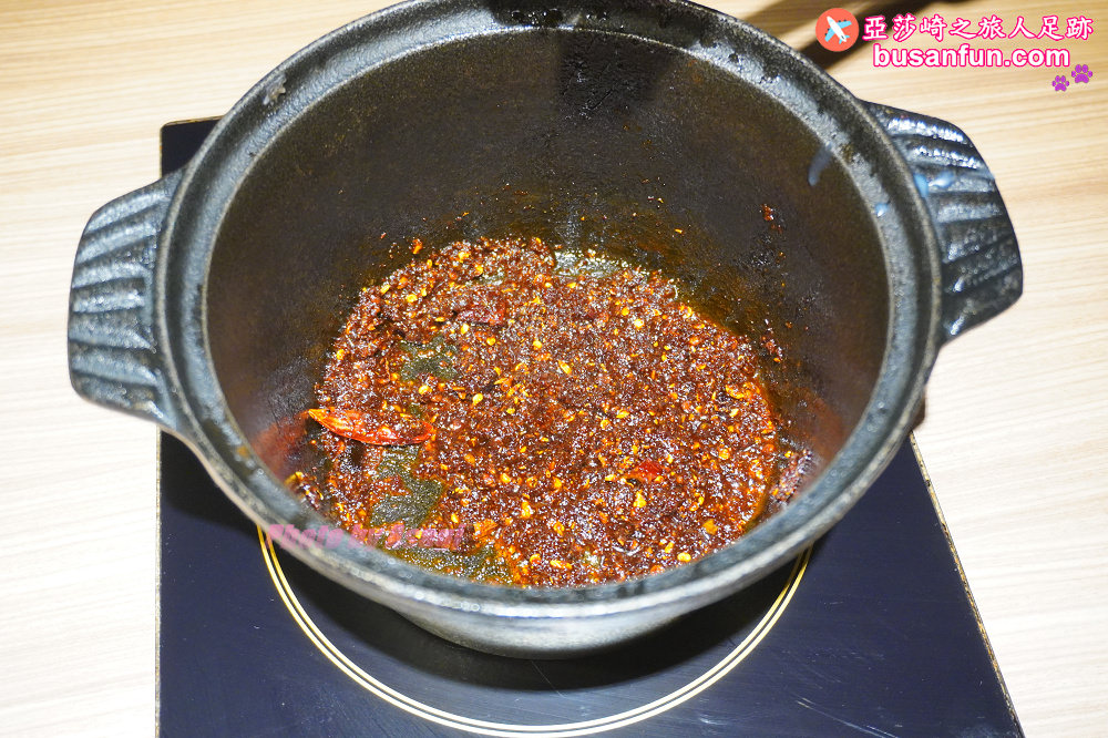 火鍋第一品牌「樂多多集團」旗下，最狂排隊名店來桃園南崁開了。桌邊爆炒湯頭香氣滿分還有蔬食飲料冰品吃到飽！