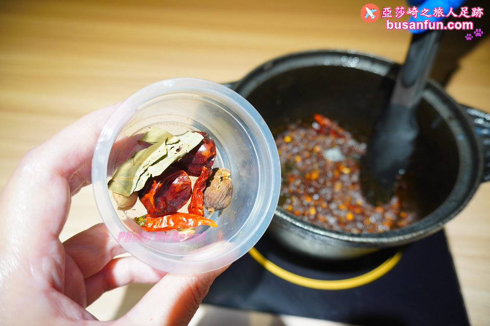 火鍋第一品牌「樂多多集團」旗下，最狂排隊名店來桃園南崁開了。桌邊爆炒湯頭香氣滿分還有蔬食飲料冰品吃到飽！