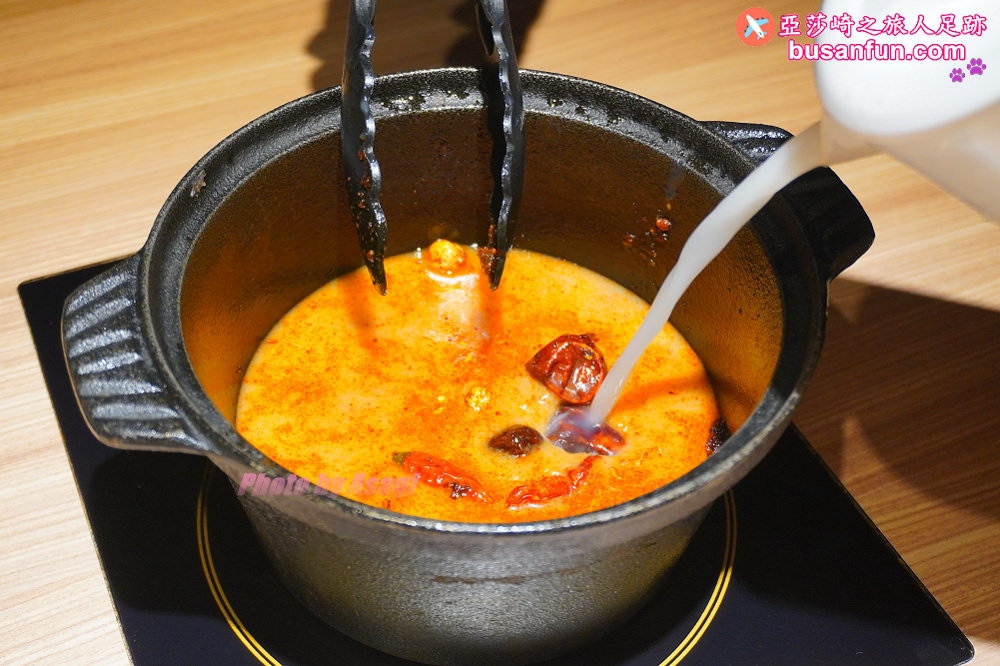 火鍋第一品牌「樂多多集團」旗下，最狂排隊名店來桃園南崁開了。桌邊爆炒湯頭香氣滿分還有蔬食飲料冰品吃到飽！