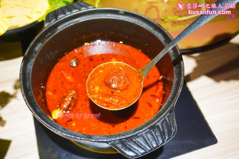 火鍋第一品牌「樂多多集團」旗下，最狂排隊名店來桃園南崁開了。桌邊爆炒湯頭香氣滿分還有蔬食飲料冰品吃到飽！