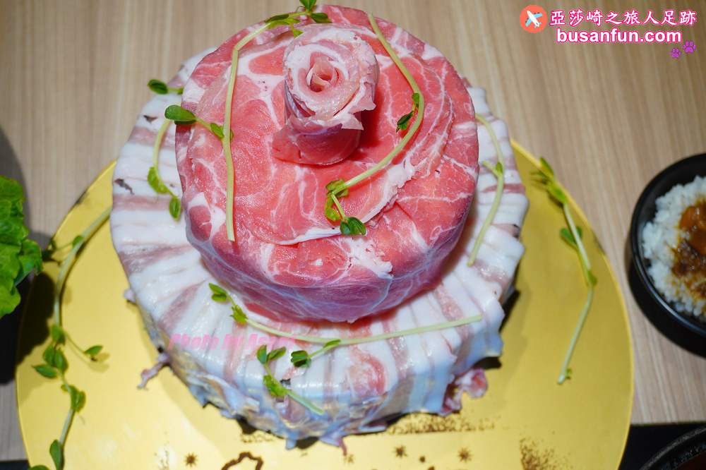 火鍋第一品牌「樂多多集團」旗下，最狂排隊名店來桃園南崁開了。桌邊爆炒湯頭香氣滿分還有蔬食飲料冰品吃到飽！