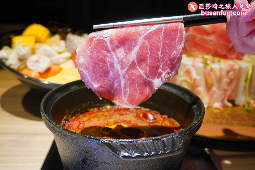 火鍋第一品牌「樂多多集團」旗下，最狂排隊名店來桃園南崁開了。桌邊爆炒湯頭香氣滿分還有蔬食飲料冰品吃到飽！