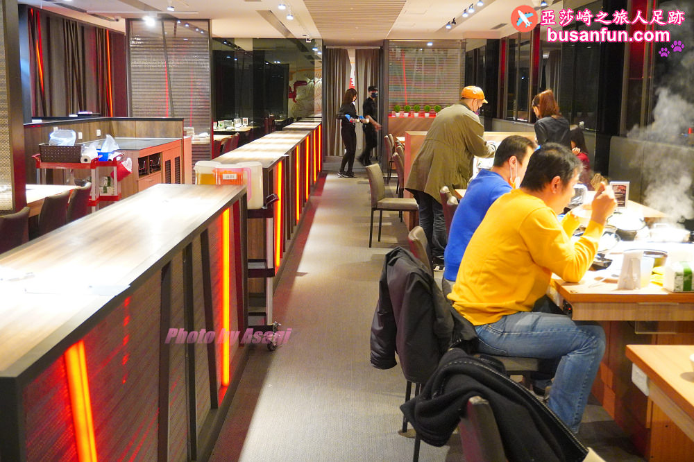 火鍋第一品牌「樂多多集團」旗下，最狂排隊名店來桃園南崁開了。桌邊爆炒湯頭香氣滿分還有蔬食飲料冰品吃到飽！