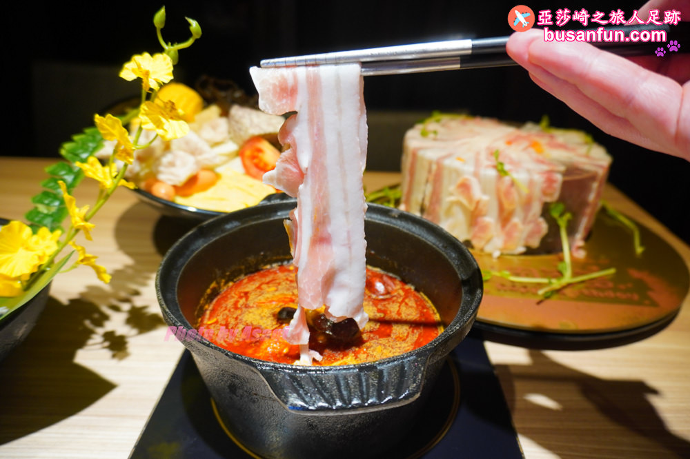 火鍋第一品牌「樂多多集團」旗下，最狂排隊名店來桃園南崁開了。桌邊爆炒湯頭香氣滿分還有蔬食飲料冰品吃到飽！