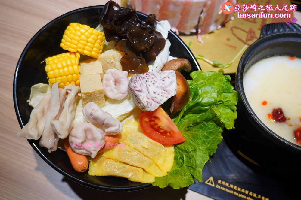 火鍋第一品牌「樂多多集團」旗下，最狂排隊名店來桃園南崁開了。桌邊爆炒湯頭香氣滿分還有蔬食飲料冰品吃到飽！