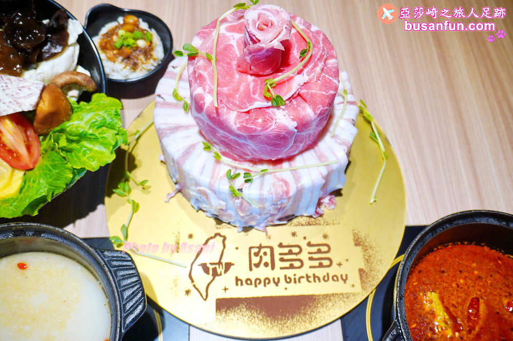 火鍋第一品牌「樂多多集團」旗下，最狂排隊名店來桃園南崁開了。桌邊爆炒湯頭香氣滿分還有蔬食飲料冰品吃到飽！